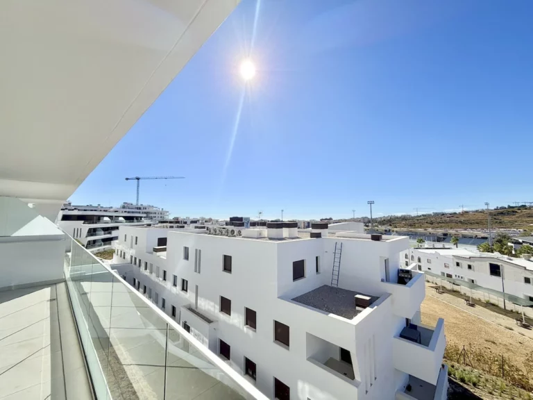 R5202040 | Middle Floor Apartment in Estepona – 3 beds, 3 baths