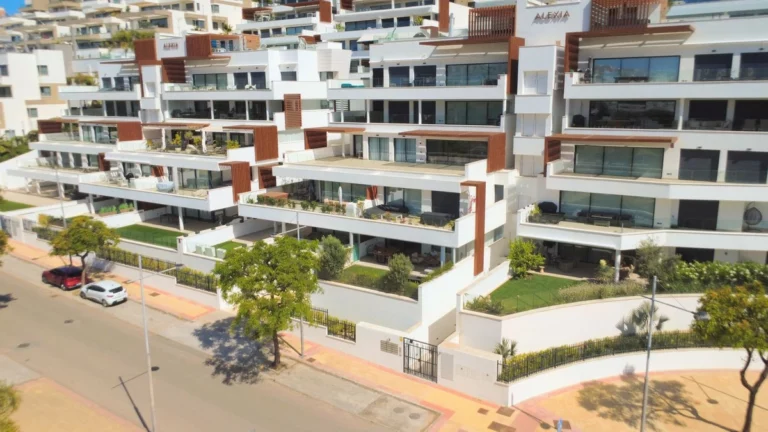 R5394328 | Ground Floor Apartment in Estepona – 2 beds, 2 baths