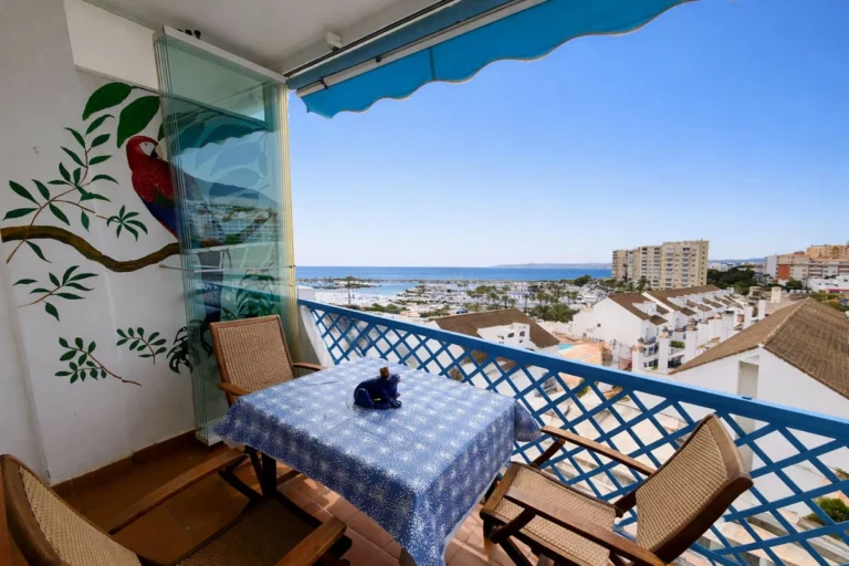 R5371444 | Middle Floor Apartment in Estepona – 3 beds, 2 baths
