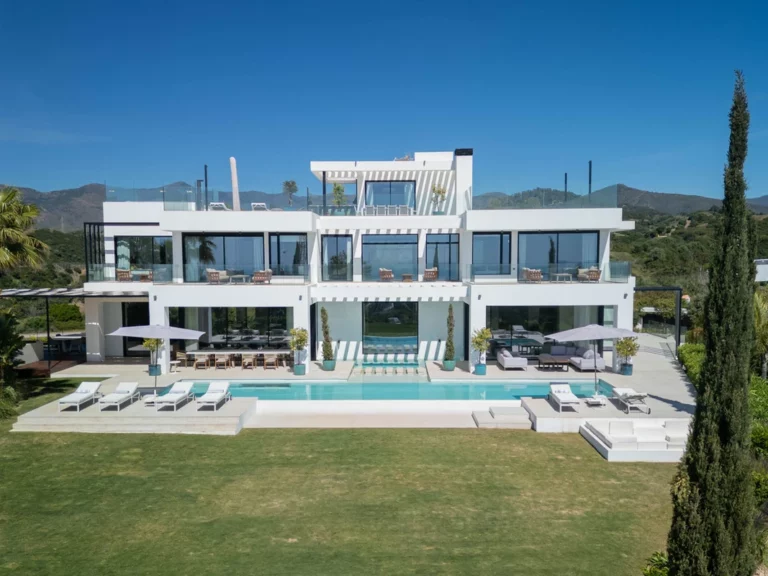 R5372068 | Detached Villa in Estepona – 9 beds, 9 baths