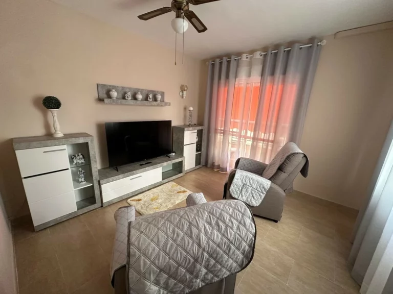 R5384248 | Middle Floor Apartment in Estepona – 3 beds, 1 baths