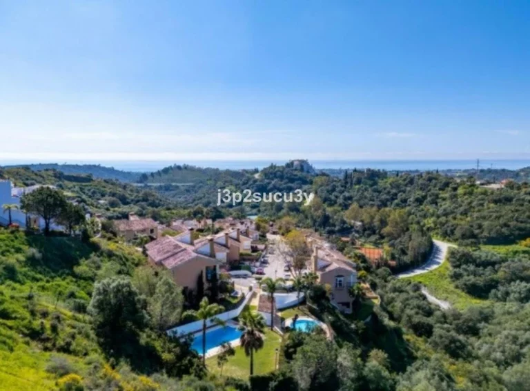 R5076673 | Semi-Detached House in Estepona – 3 beds, 3 baths