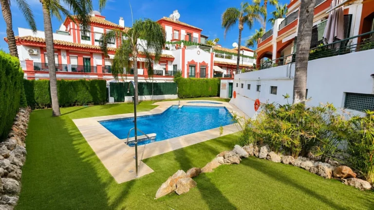 R5378950 | Middle Floor Apartment in Estepona – 2 beds, 2 baths