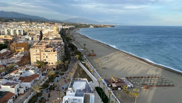 R5388976 | Middle Floor Apartment in Estepona – 3 beds, 1 baths