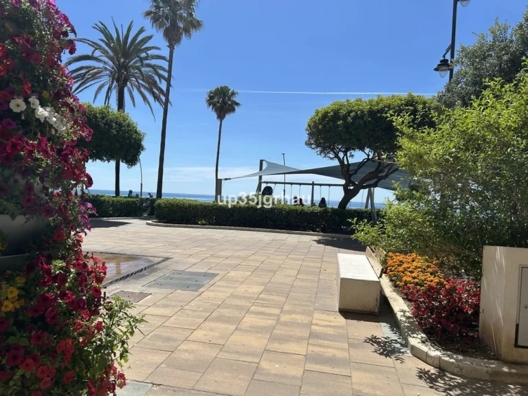 R5389600 | Middle Floor Apartment in Estepona – 2 beds, 1 baths