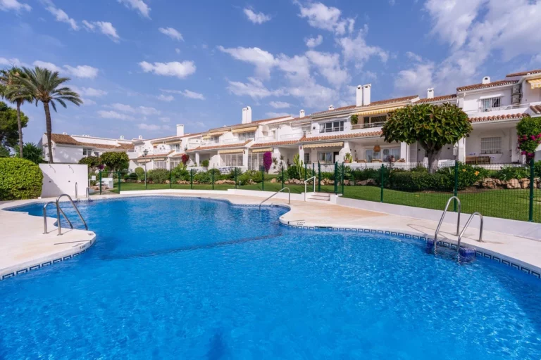 R5272156 | Top Floor Apartment in El Paraiso – 2 beds, 2 baths