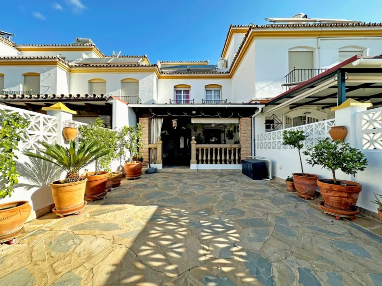 R5193925 | Townhouse in Estepona – 3 beds, 2.5 baths
