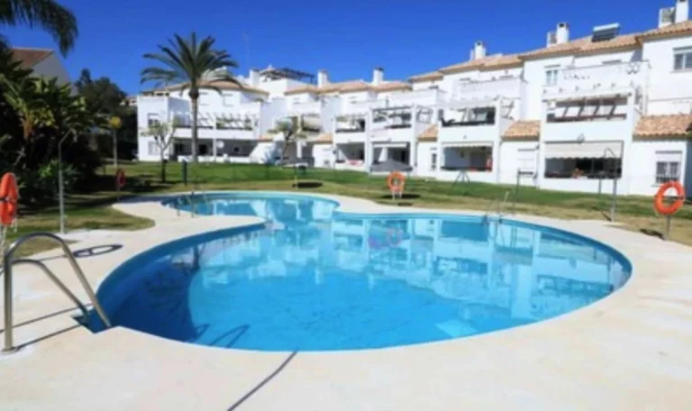 R5378338 | Townhouse in Estepona – 2 beds, 2 baths