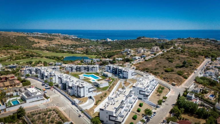 R5391637 | Middle Floor Apartment in Estepona – 3 beds, 2 baths