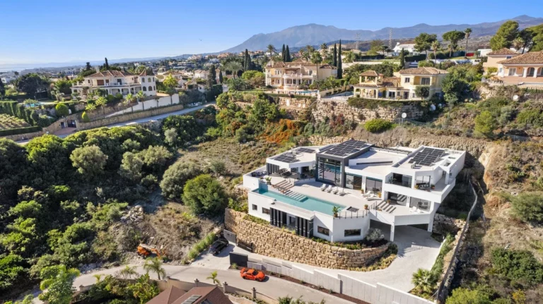 R5377885 | Detached Villa in El Paraiso – 6 beds, 6 baths
