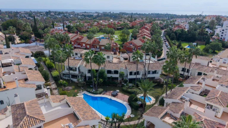 R5303122 | Townhouse in Estepona – 4 beds, 4 baths