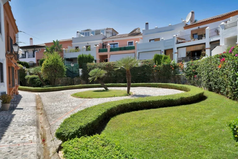 R5181547 | Townhouse in Estepona – 4 beds, 3 baths
