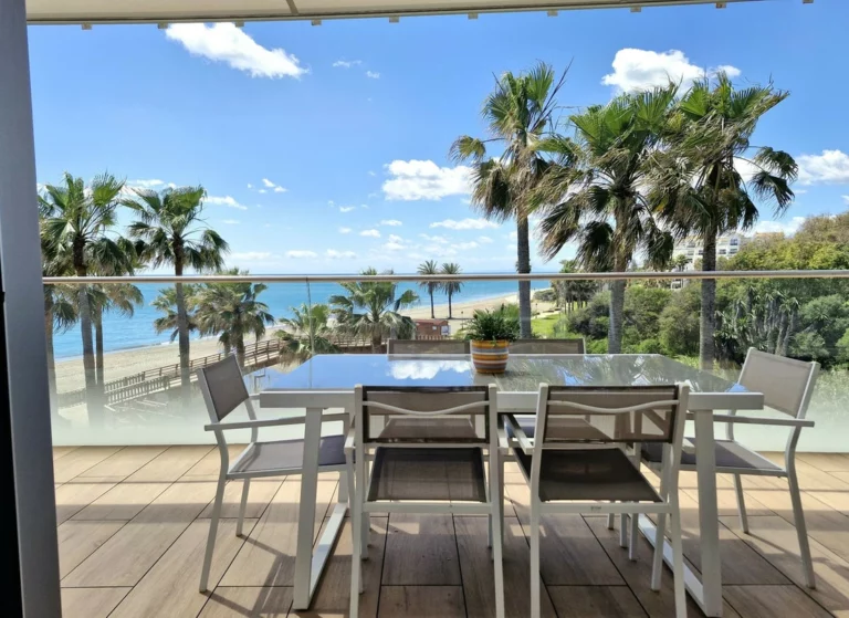 R5357503 | Middle Floor Apartment in Estepona – 3 beds, 2.5 baths