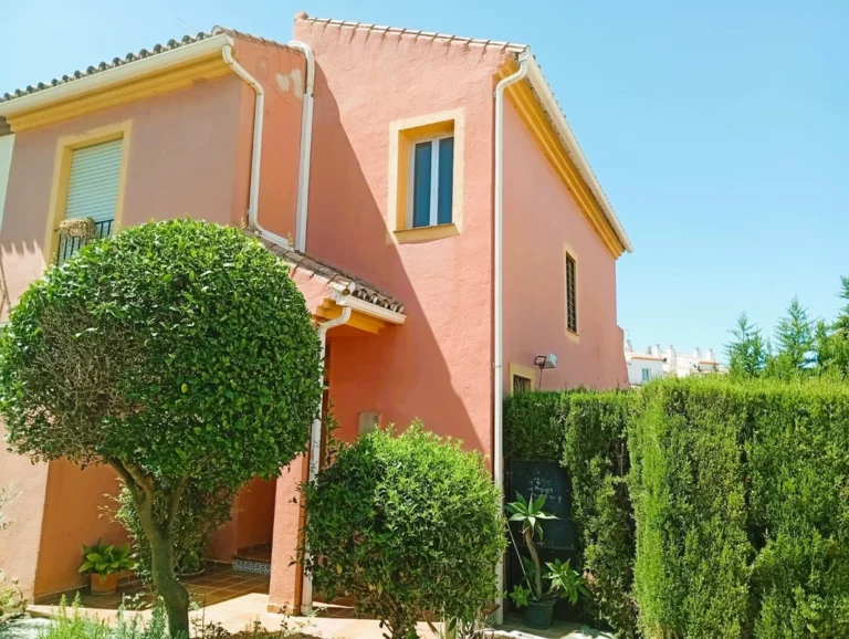 R5108179 | Semi-Detached House in Estepona – 3 beds, 1.5 baths