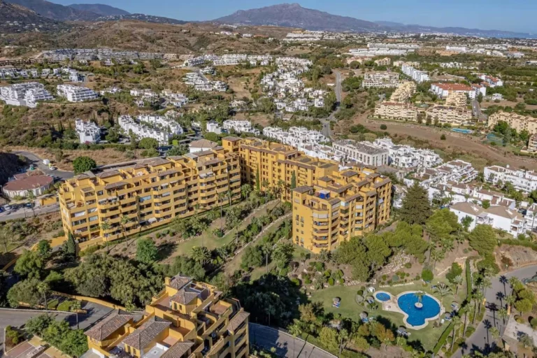 R5384677 | Middle Floor Apartment in Selwo – 3 beds, 2 baths
