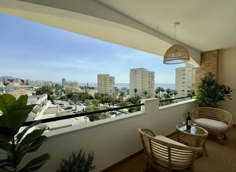 R5373049 | Middle Floor Apartment in Estepona – 3 beds, 2 baths