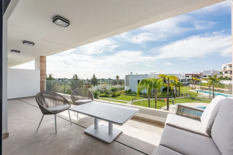 R5373775 | Middle Floor Apartment in Estepona – 2 beds, 2 baths