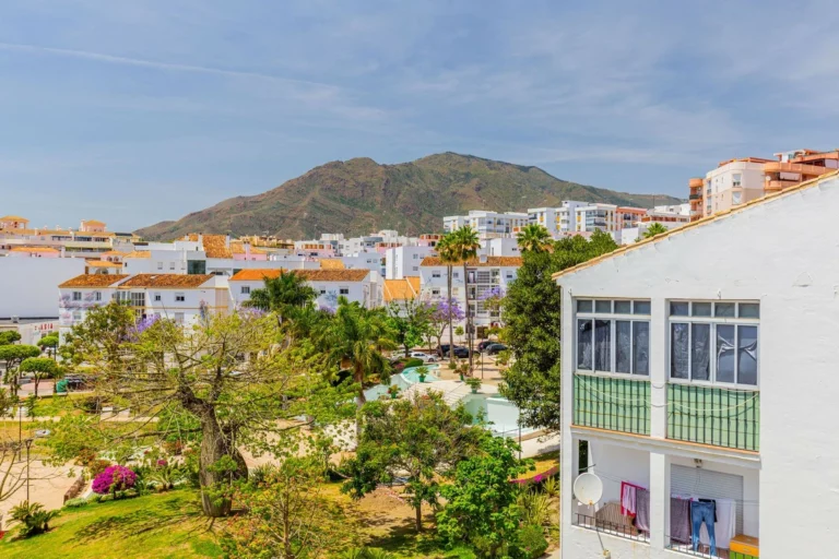 R5393140 | Top Floor Apartment in Estepona – 6 beds, 3 baths