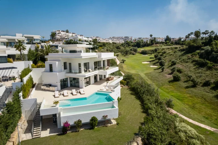 R5103631 | Detached Villa in Estepona – 4 beds, 4.5 baths