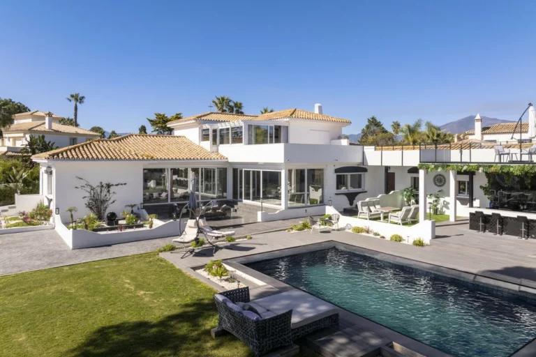 R5315593 | Detached Villa in Estepona – 5 beds, 4.5 baths