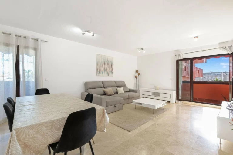 R4972744 | Middle Floor Apartment in Estepona – 3 beds, 2 baths