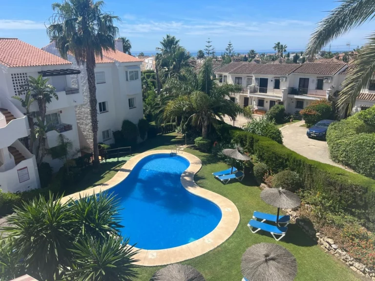 R5390704 | Top Floor Apartment in Bel Air – 2 beds, 2 baths