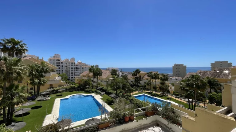 R5382118 | Middle Floor Apartment in Estepona – 3 beds, 2 baths