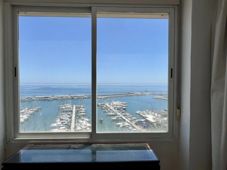 R5397778 | Middle Floor Apartment in Estepona – 2 beds, 1 baths
