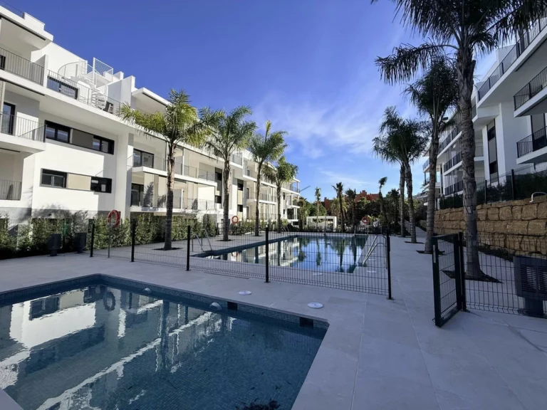 R5406538 | Middle Floor Apartment in Estepona – 3 beds, 2 baths