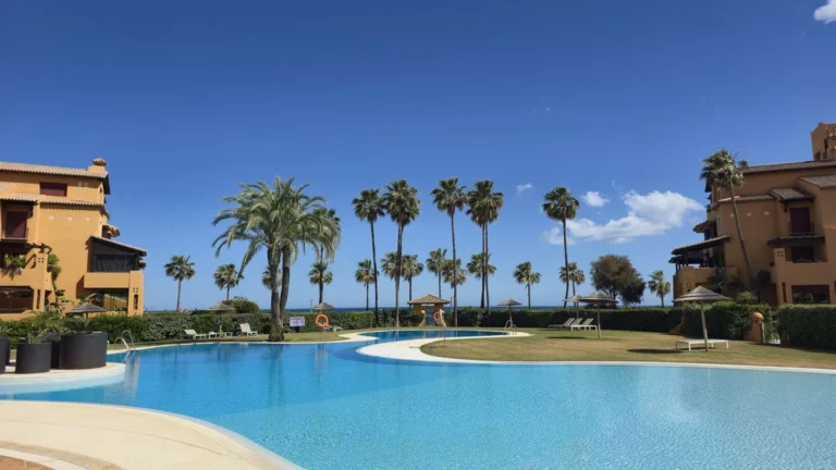 R5400157 | Middle Floor Apartment in Estepona – 3 beds, 3 baths