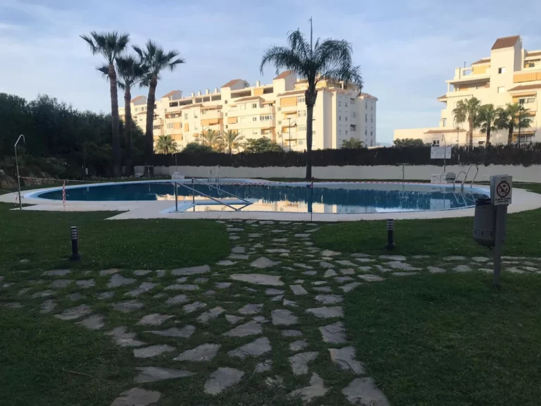 R5361697 | Middle Floor Apartment in Estepona – 3 beds, 2 baths