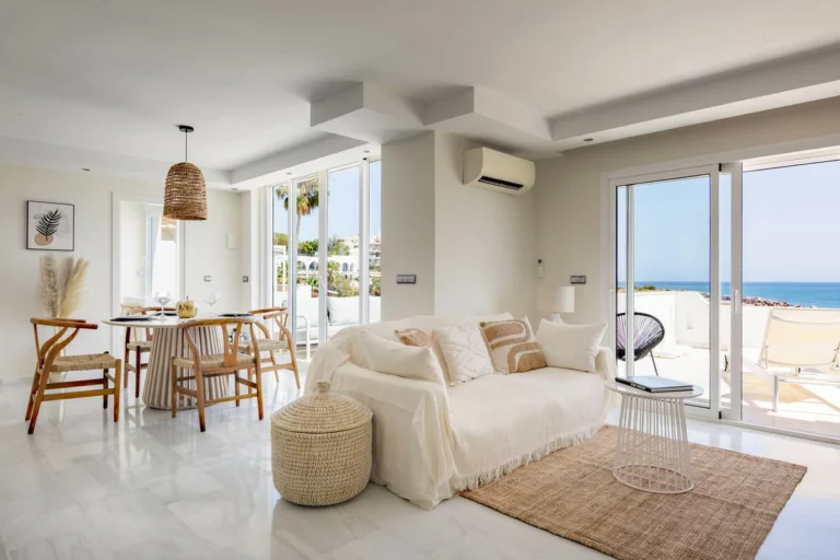 R5417149 | Middle Floor Apartment in Estepona – 3 beds, 2 baths