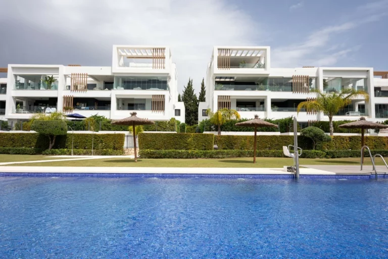 R5398612 | Middle Floor Apartment in Estepona – 2 beds, 2 baths