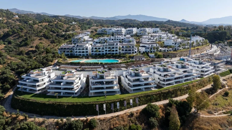 R5401057 | Ground Floor Apartment in Estepona – 3 beds, 3 baths