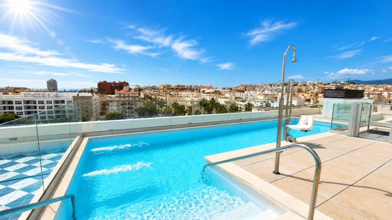 R5389483 | Middle Floor Apartment in Estepona – 3 beds, 2 baths