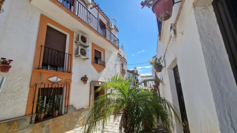 R5065327 | Townhouse in Estepona – 4 beds, 1.5 baths