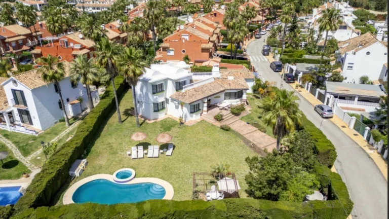 R5367361 | Detached Villa in Estepona – 4 beds, 3 baths