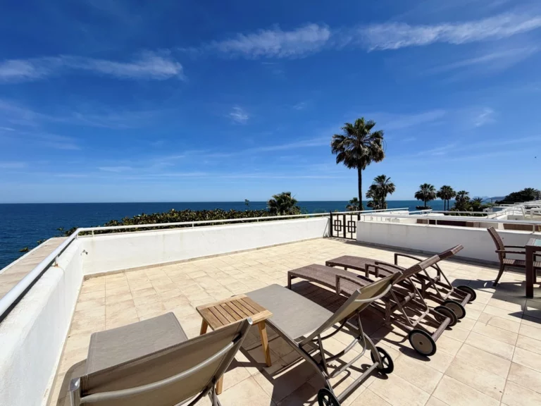 R5411935 | Middle Floor Apartment in Estepona – 2 beds, 3 baths