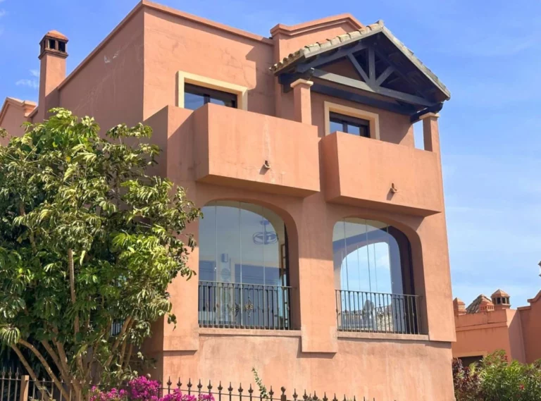 R5413330 | Semi-Detached House in Estepona – 5 beds, 4 baths