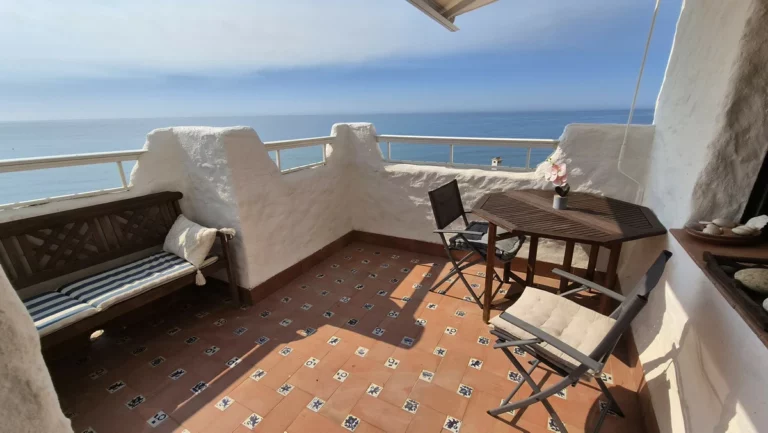 R5423848 | Middle Floor Apartment in Estepona – 2 beds, 1 baths