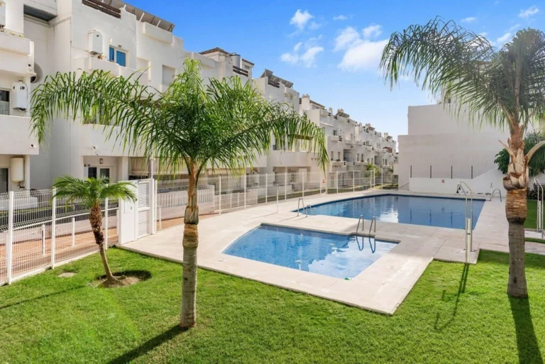 R5370418 | Penthouse in Estepona – 2 beds, 2 baths