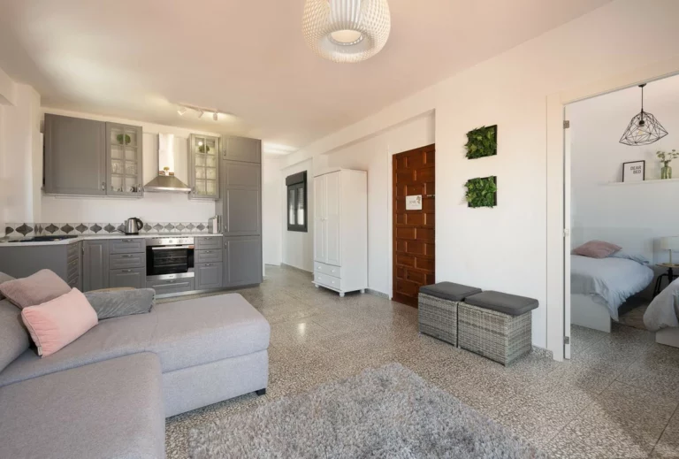 R5407135 | Middle Floor Apartment in Estepona – 2 beds, 1 baths