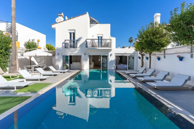 R5251168 | Detached Villa in Estepona – 5 beds, 4 baths