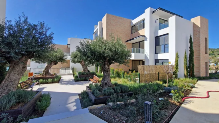 R5336857 | Ground Floor Apartment in Estepona – 3 beds, 2 baths