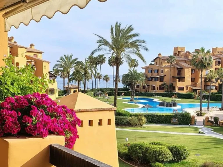 R5427805 | Middle Floor Apartment in Estepona – 3 beds, 3 baths
