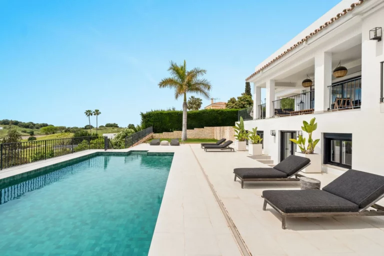 R5399800 | Detached Villa in El Paraiso – 5 beds, 5 baths