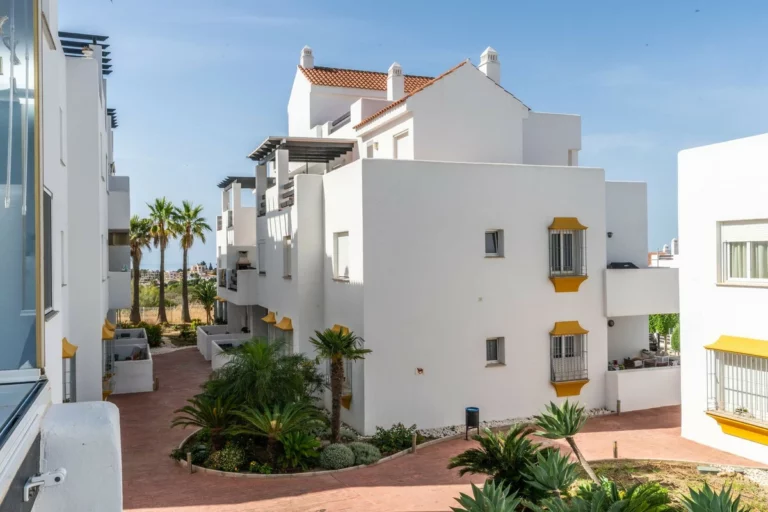 R5400064 | Middle Floor Apartment in Estepona – 2 beds, 2 baths
