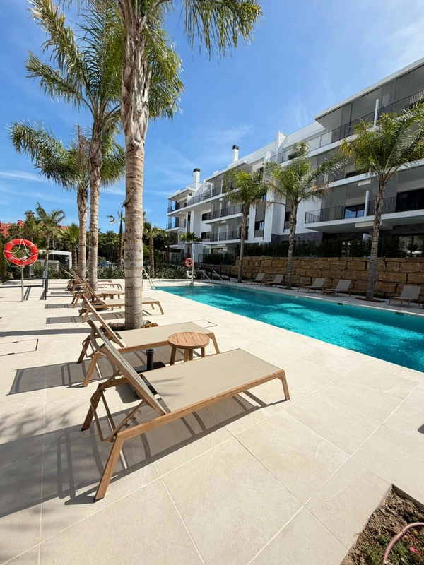 R5388343 | Middle Floor Apartment in Estepona – 2 beds, 3 baths