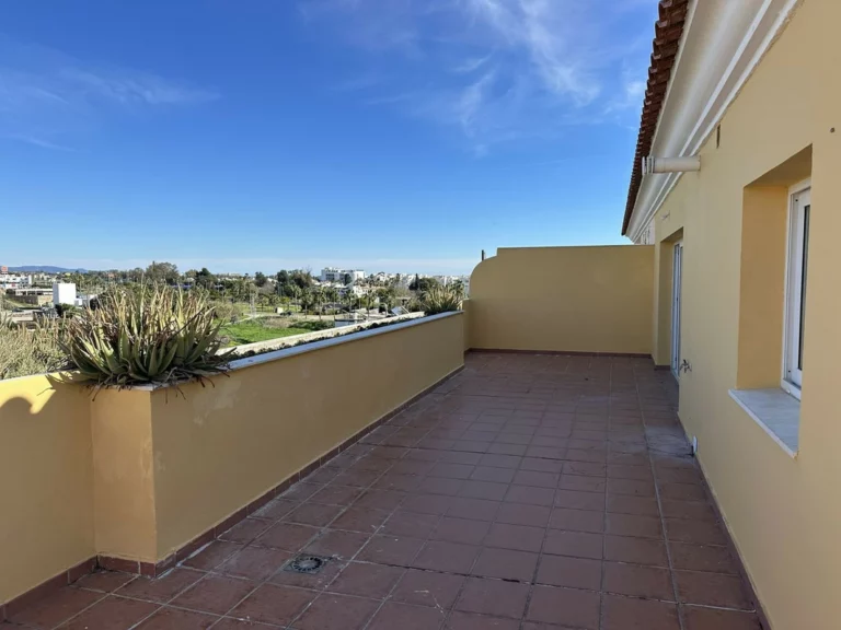 R5300347 | Penthouse in Estepona – 2 beds, 1 baths