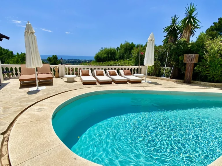 R5388181 | Detached Villa in El Padron – 4 beds, 3 baths